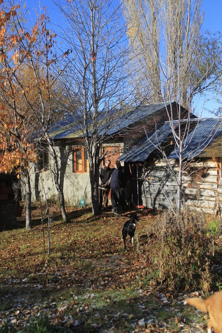 La casa y el taller en otoño patagónico