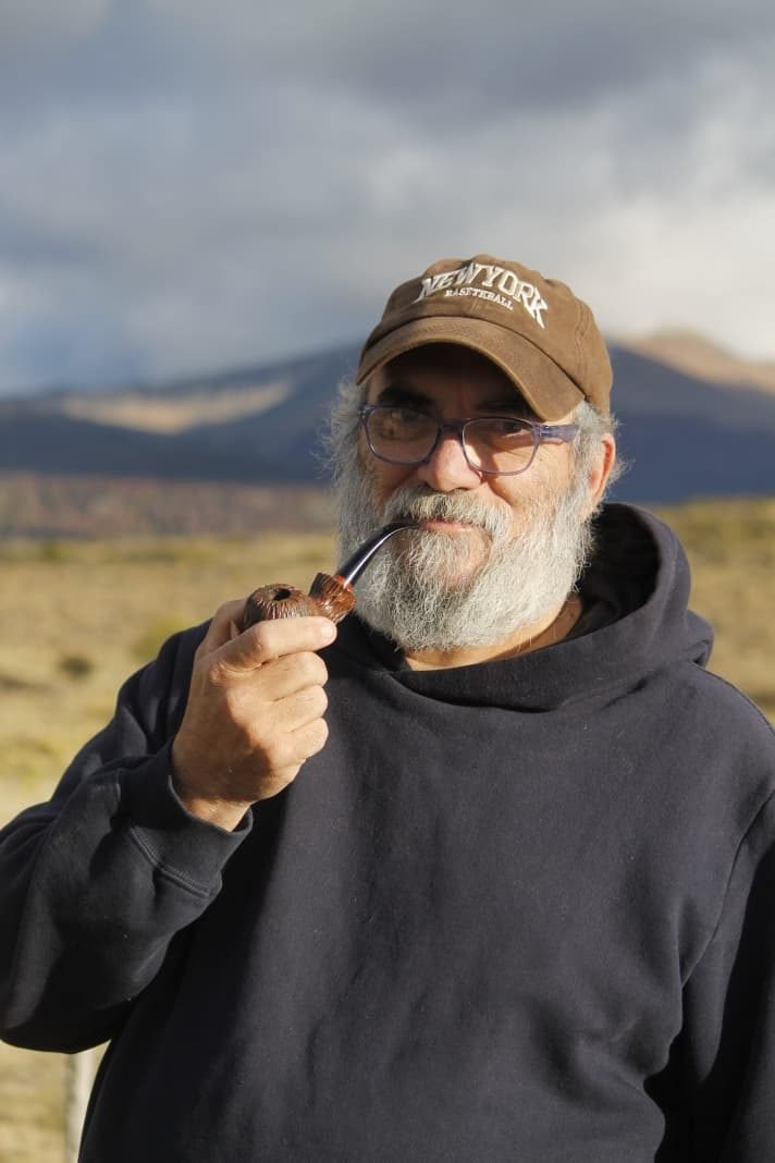 Javier Crova artesano de pipas en la estepa patagónica