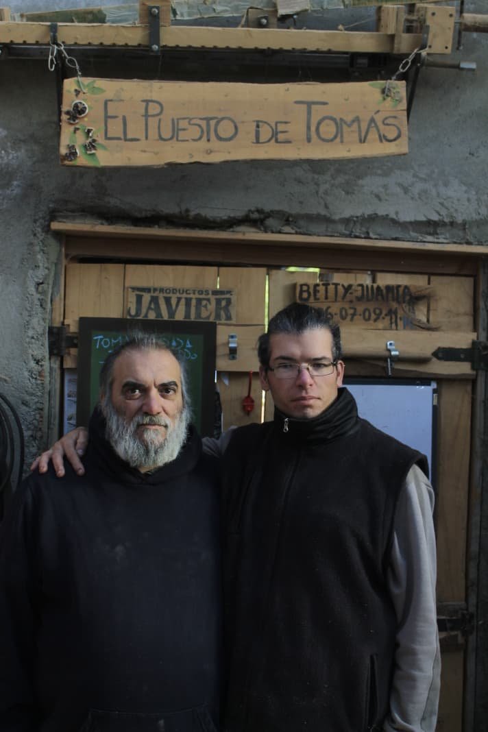 Javier y Julián Crova en la puerta del taller