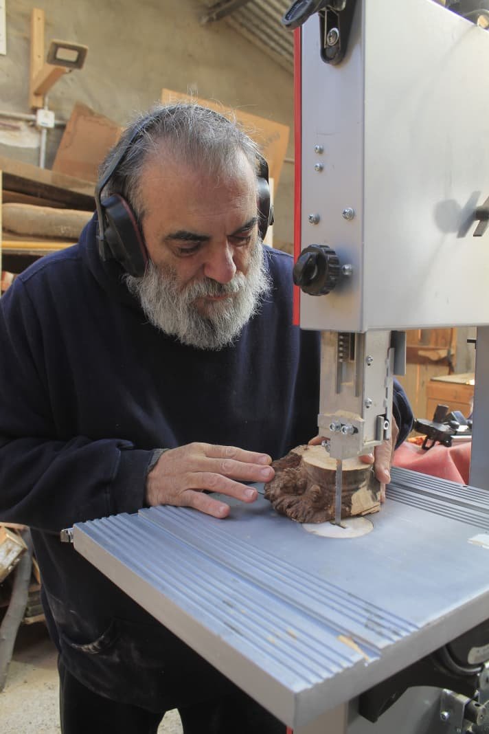 Javier Crova trabajando con la sierra
