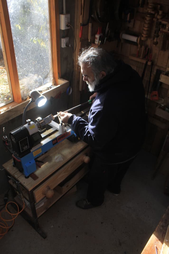 Javier Crova en el torno del taller