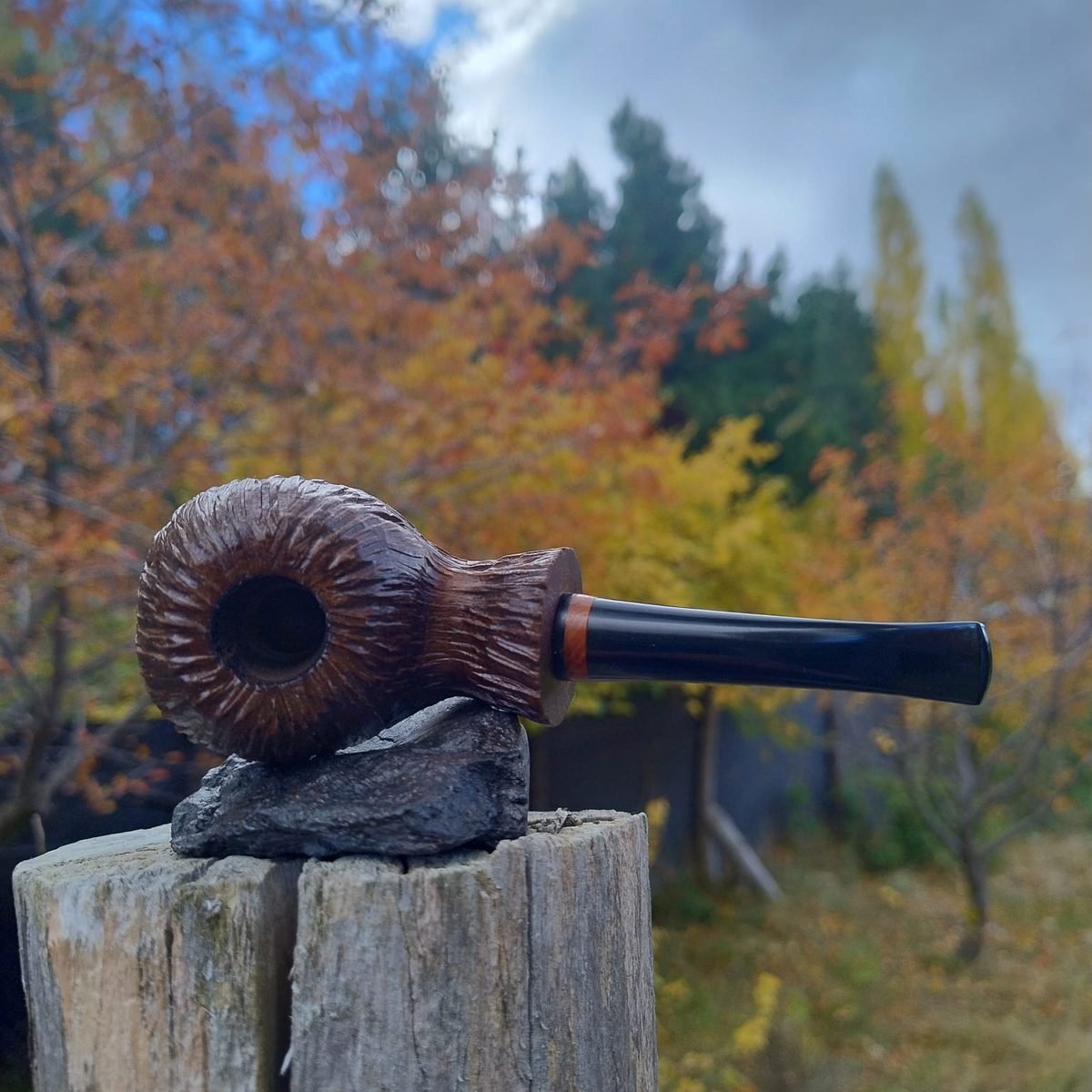Pipa artesanal Los Crovas con el otoño patagónico de fondo, Alto Río Percy, Esquel