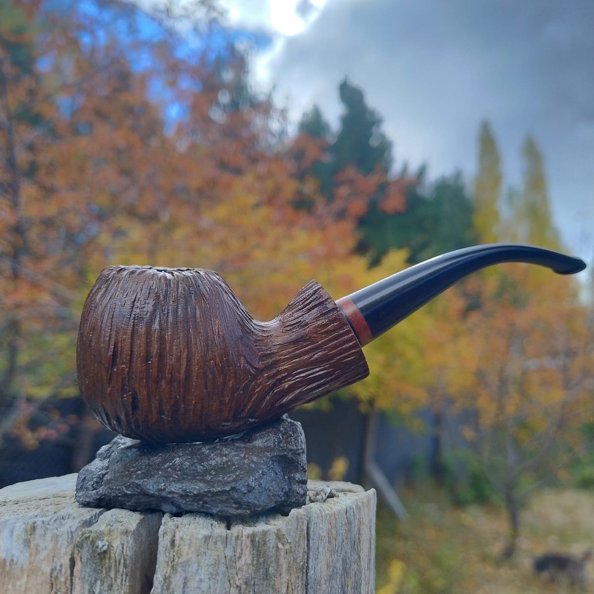 Pipa artesanal rústica Los Crovas con el otoño patagónico de fondo