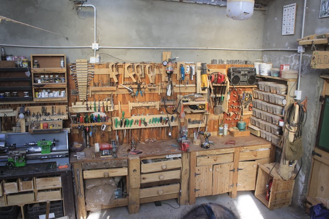 El taller de Javier Crova — herramientas artesanales en el Alto Río Percy