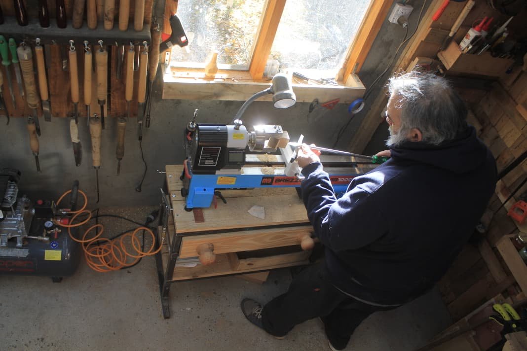 Javier Crova trabajando en el torno en su taller del Alto Río Percy